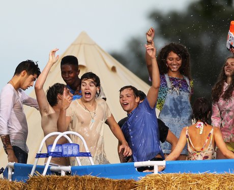 One Direction filming new video