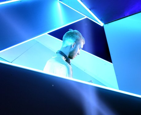 Clavin Harris performs the MTV VMA awards