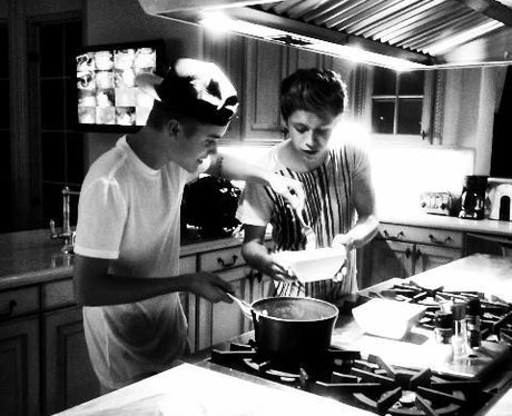 Justin Bieber and Niall Horan make some dinner.