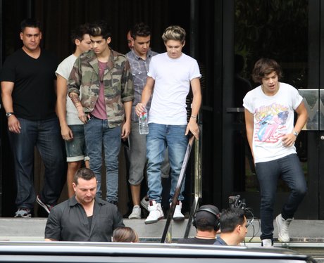 One Direction leave hotel
