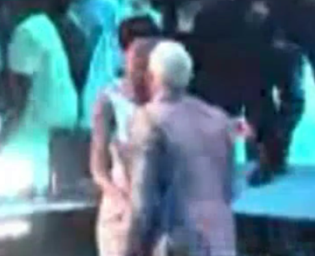 Rihanna and Chris Brown kiss at MTV VMAs
