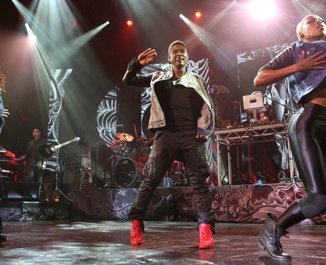 Usher performs live at the itunes festival