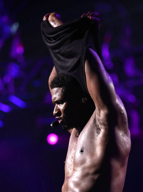 Usher performs live at the itunes festival