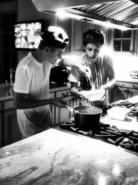 Justin Bieber and Niall Horan cooking 