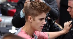 Justin Bieber attack the paps outside his hotel