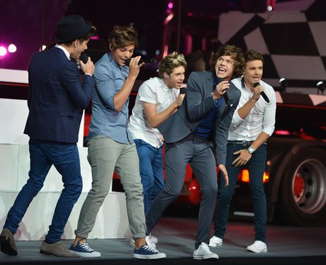 One Direction performs at the Olympic Closing Ceremony