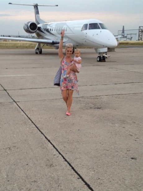 Pink with her daughter on private jet