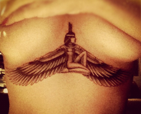 Rihanna shows of her new tattoo