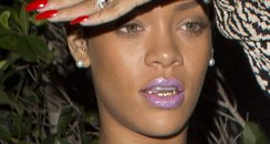 Rihanna wiht teeth grillz