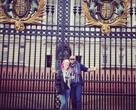 Flo Rida outside gates of Buckingham Palace