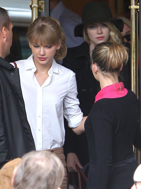 Taylor Swift dining with friend Emma Stone.