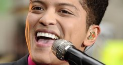 Bruno Mars sings live