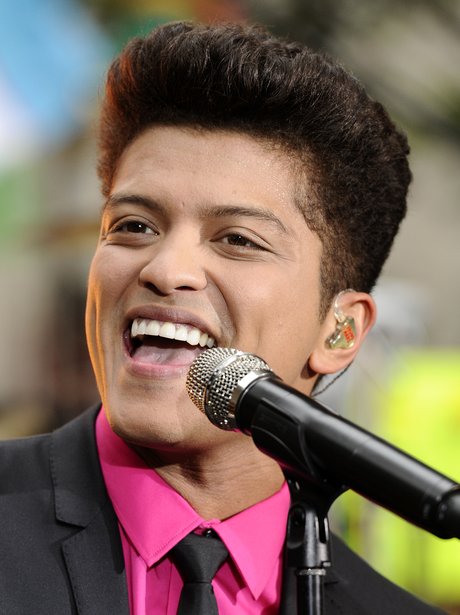 Bruno Mars sings live