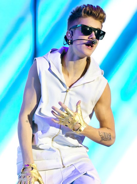 Justin Bieber shows off new owl tattoo