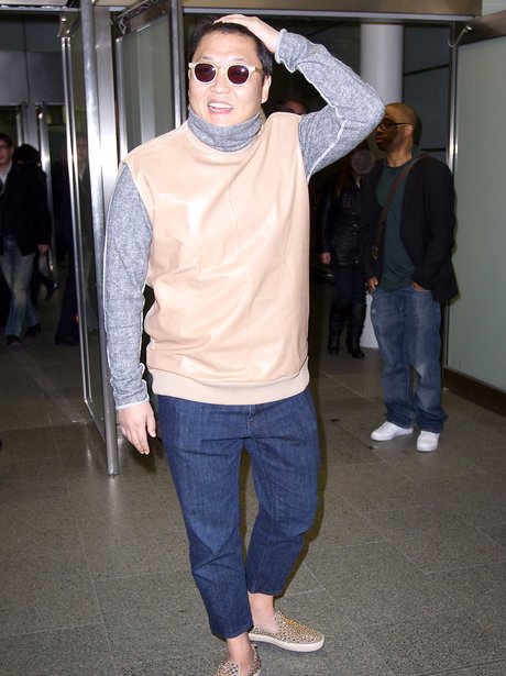 PSY arrives in London