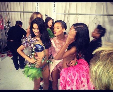Rihanna tweets a picture from Victoria's Secret