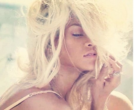 Rihanna posts a photo of herself on Twitter