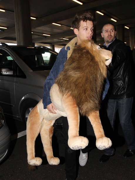 Louis Tomlinson carrying a toy lion