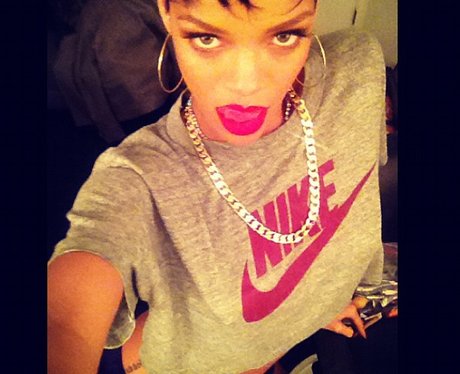 Rihanna posing on twitter