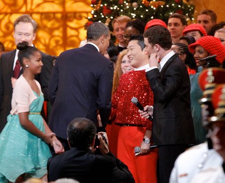 PSY shakes hands with US President Barack Obama