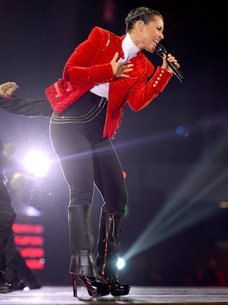 Alicia Keys singing at the People's Choice Awards 2013