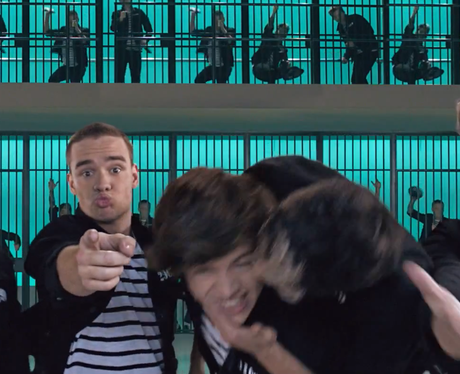 Zayn malik kisses Harry Styles