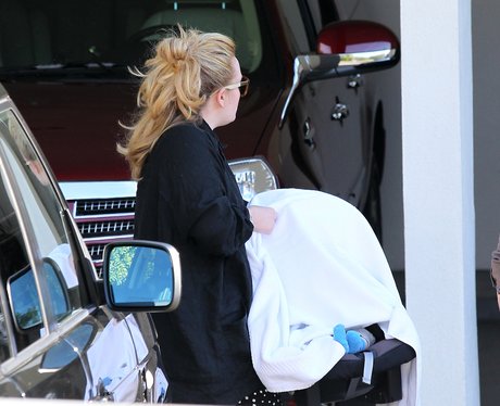Adele carrying her baby in America