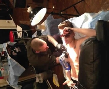 Justin Bieber getting a new tattoo
