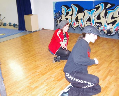 Des & Jennie Learn to Breakdance