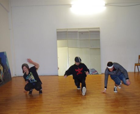 Des & Jennie Learn to Breakdance