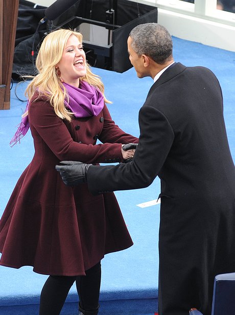Kelly Clarkson shakes President Obama's hand