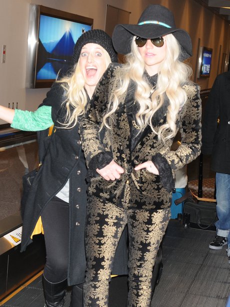 Ke$ha Gets Photobombed