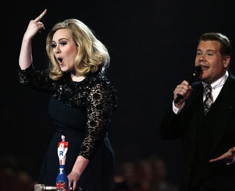 Adele puts middle finger up at 2012 Brit Awards