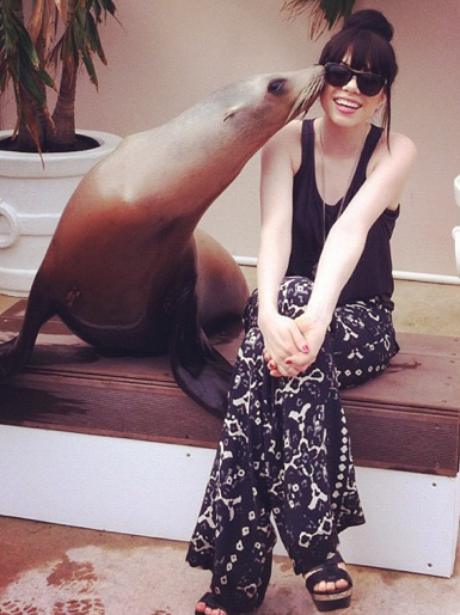 Carly Rae Jepsen being kissed by a seal