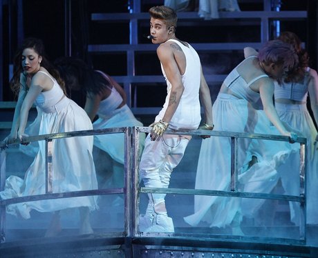Justin Bieber shows off his muscles on tour in the UK