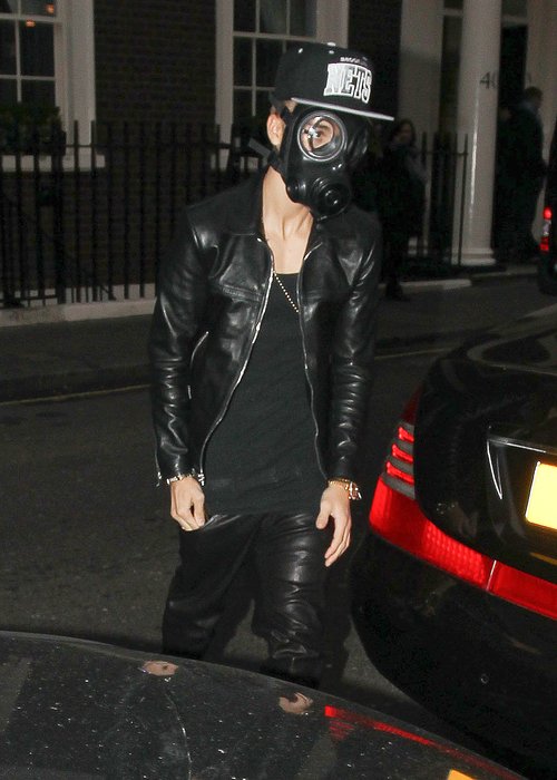 Justin Bieber Wears Gas Mask Out Shopping In London In Between Believe Tour Dates Capital