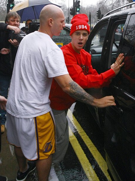 Justin Bieber angry with paparazzi