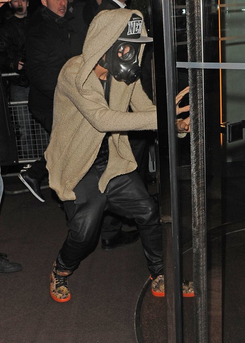 Justin Bieber S Gas Mask Explained It S A Joke To Throw Off The Paparazzi Capital