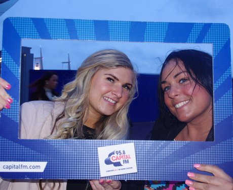 pictures of fans at Ne-Yo's gig at the O2