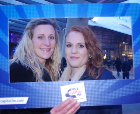 pictures of fans at Ne-Yo's gig at the O2