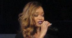 Rihanna performs on Diamonds Tour 