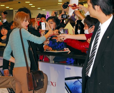 Taylor Swift signs autographs in Japan
