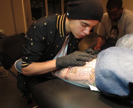 Justin Bieber tattoos mouse on someones leg