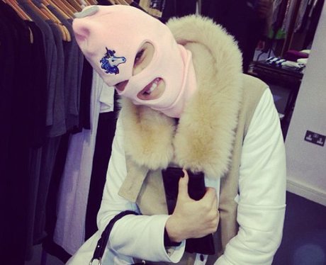 Jessie J hides from the paparazzi