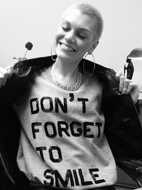 Jessie J with a "smile" t-shirt