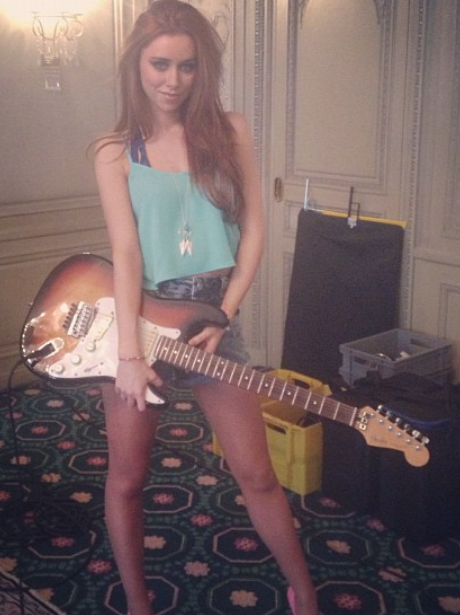 Una Helay holding her guitar