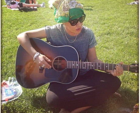 Emeli Sande playing the guitar