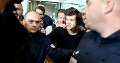 Harry Styles mobbed at the airport