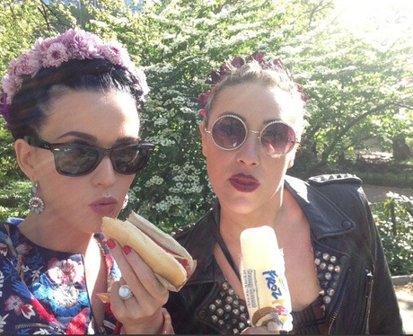 Katy Perry eating a hot dog with friends