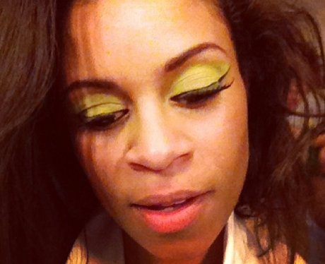 Aluna from AlunaGeorge shows off her make-up